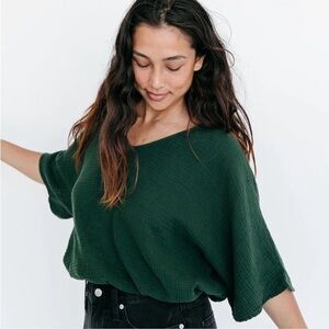 Suunday gauze dolman top in the shade kombu (green)